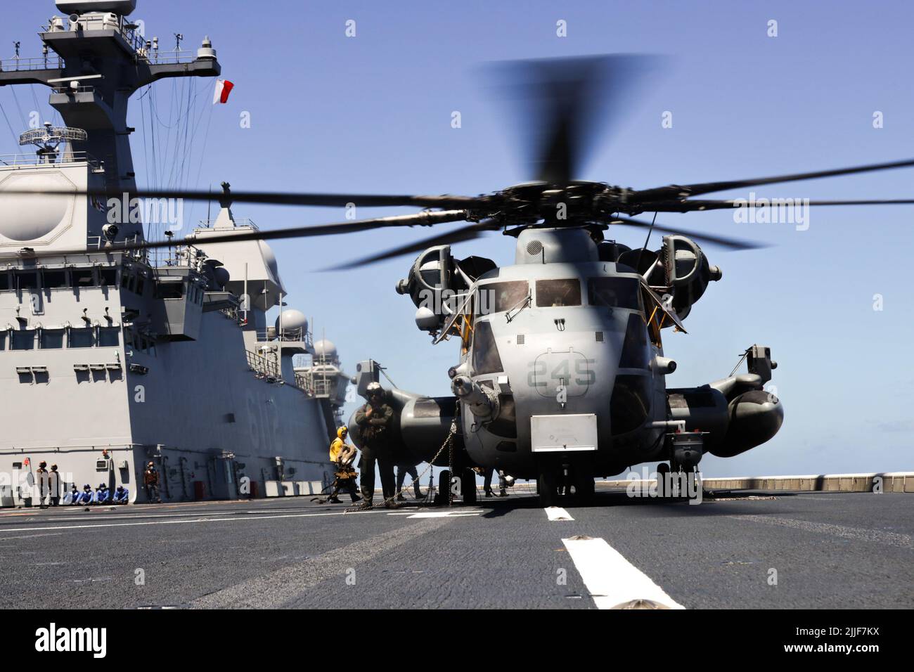 PAZIFISCHER OZEAN (22. Juli 2022) Ein CH-53E Superhengst, der der Marine Heavy Helicopter Squadron 462, Marine Air-Ground Task Force 7, zugewiesen wurde, landet auf dem amphibischen Sturmschiff ROKS Marado (LPH 6112) der Marine zur Unterstützung von Rim of the Pacific (RIMPAC) 2022, Juli 22. 26 Nationen, 38 Schiffe, drei U-Boote, mehr als 170 Flugzeuge und 25.000 Mitarbeiter nehmen vom 29. Juni bis zum 4. August an RIMPAC in und um die Hawaii-Inseln und Südkalifornien Teil. RIMPAC, die weltweit größte internationale maritime Übung, bietet eine einzigartige Ausbildungsmöglichkeit und fördert und unterstützt gleichzeitig die entwicklung von susta Stockfoto