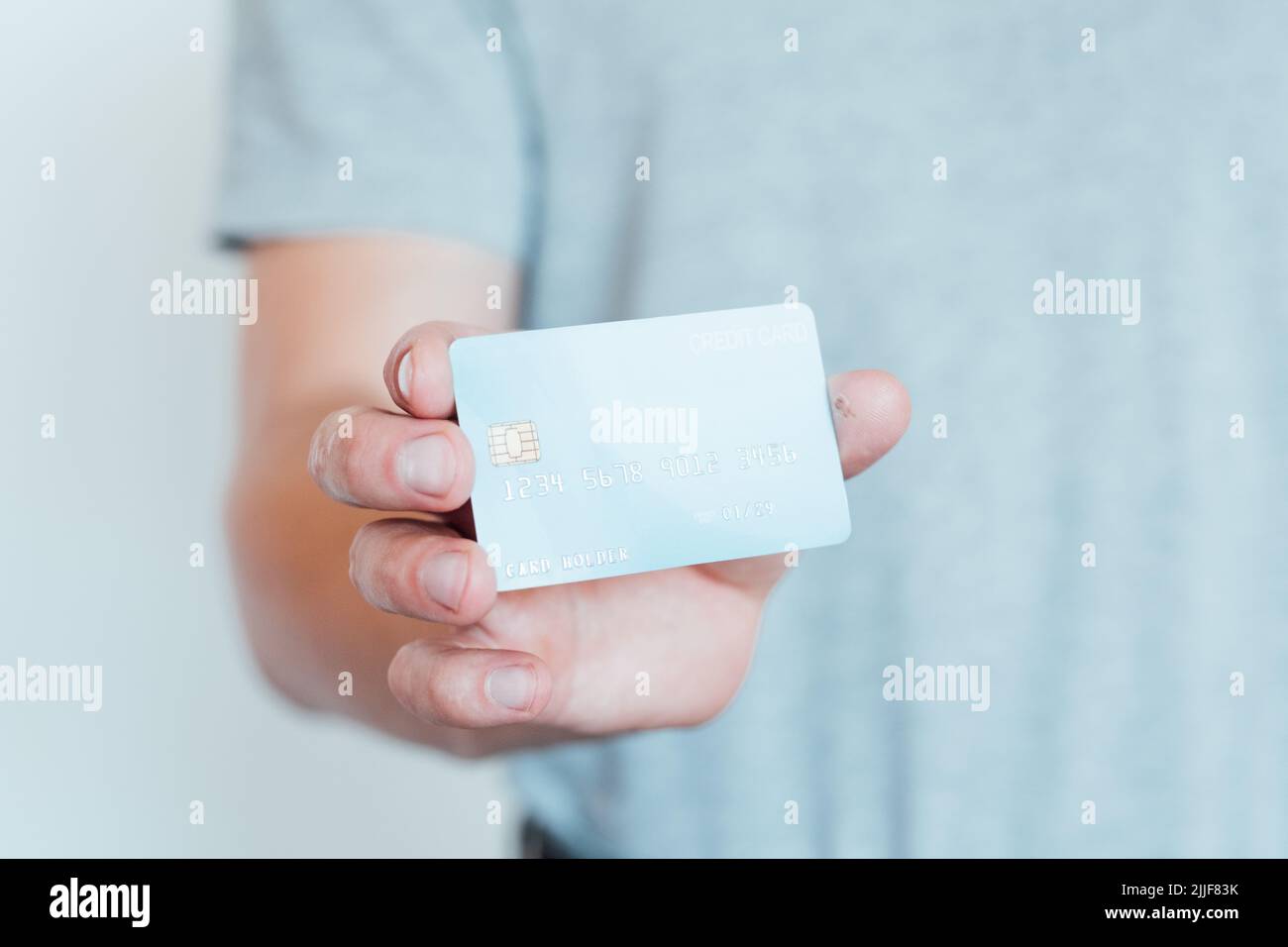 Sicherer Einkauf Kreditkarte Kasse Mann hält Stockfoto