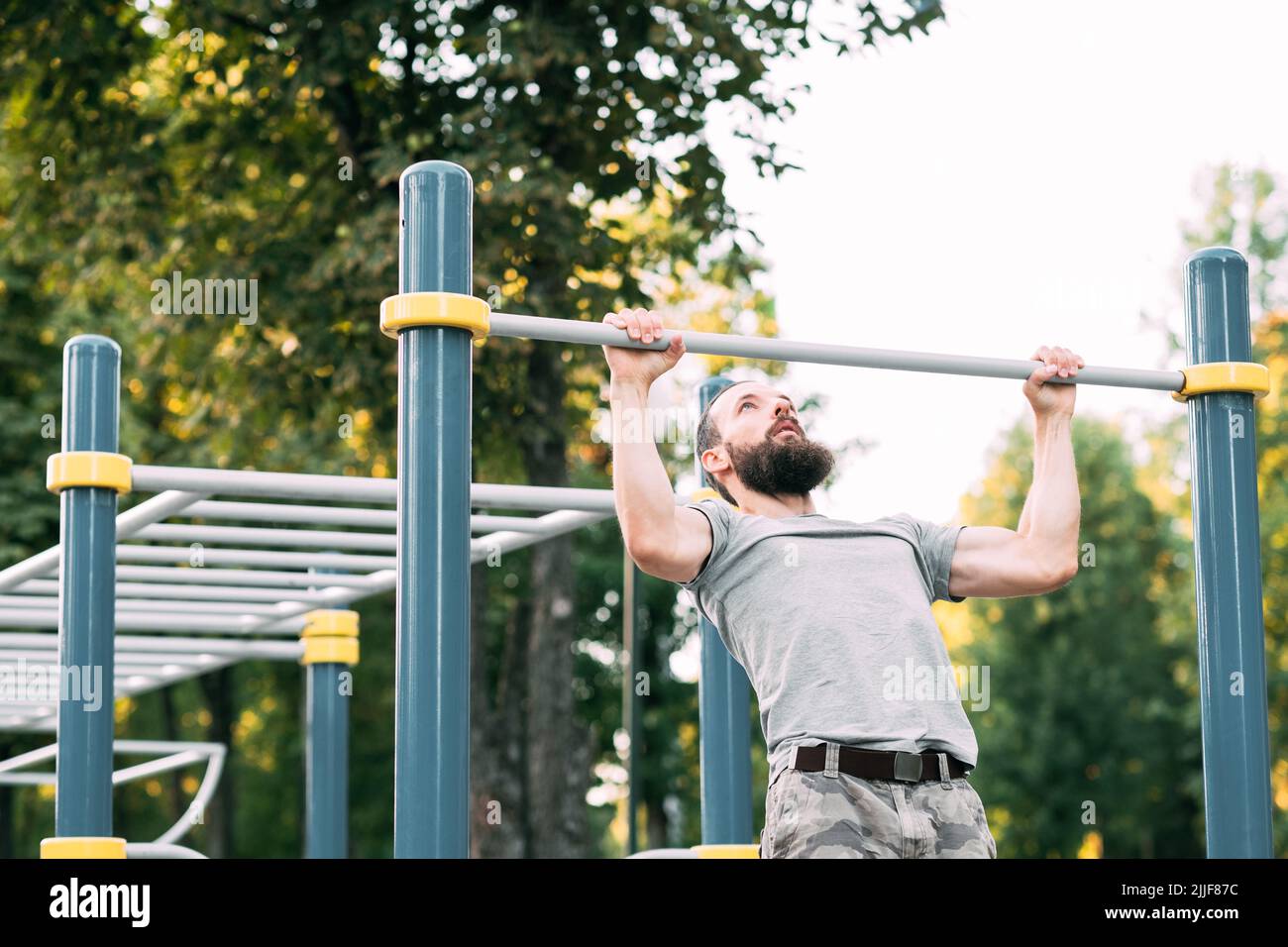 Sport Fitness-Training Mann zieht Brustmuskeln Stockfoto