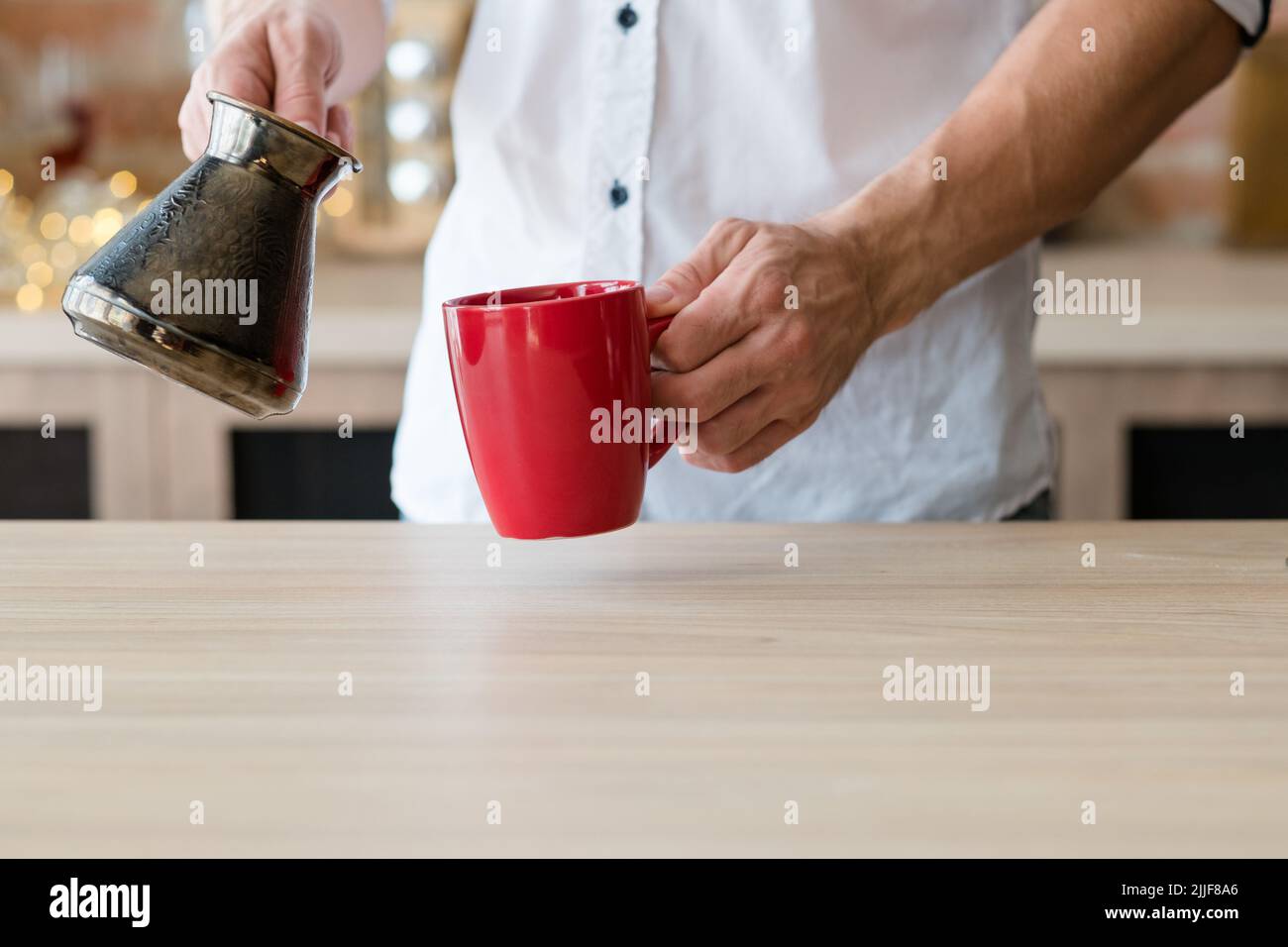 Morgen Kaffee Gewohnheit städtischen Lebensstil Mann Tasse Stockfoto