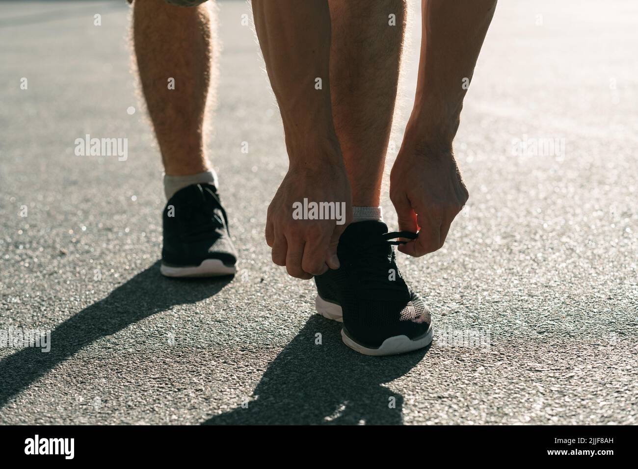 Läufer binden Schnürsenkel aktiv Cardio-Training Stockfoto