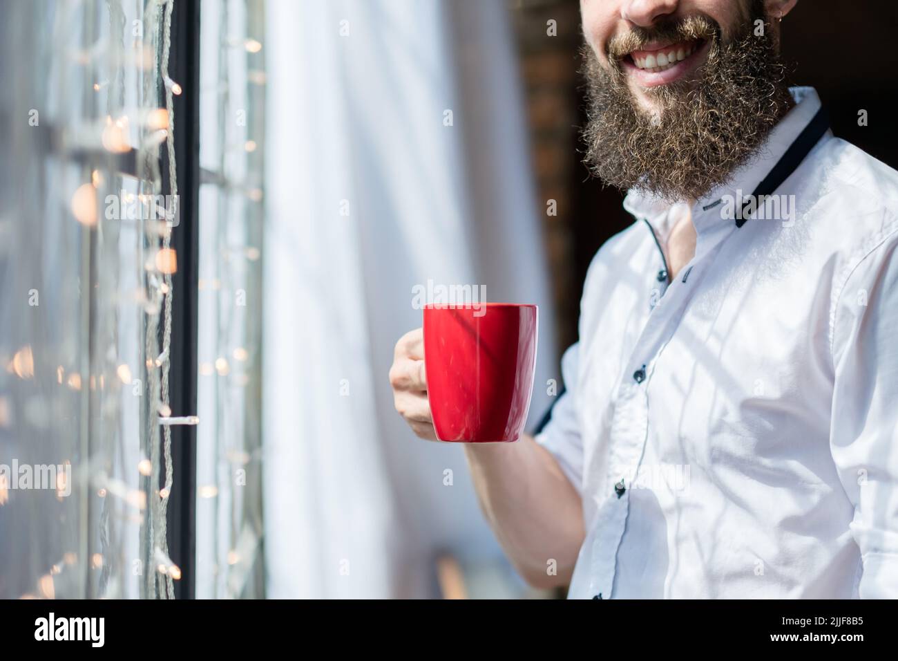 Guten Morgen neuen Tag lächelnd Mann Tasse Stockfoto