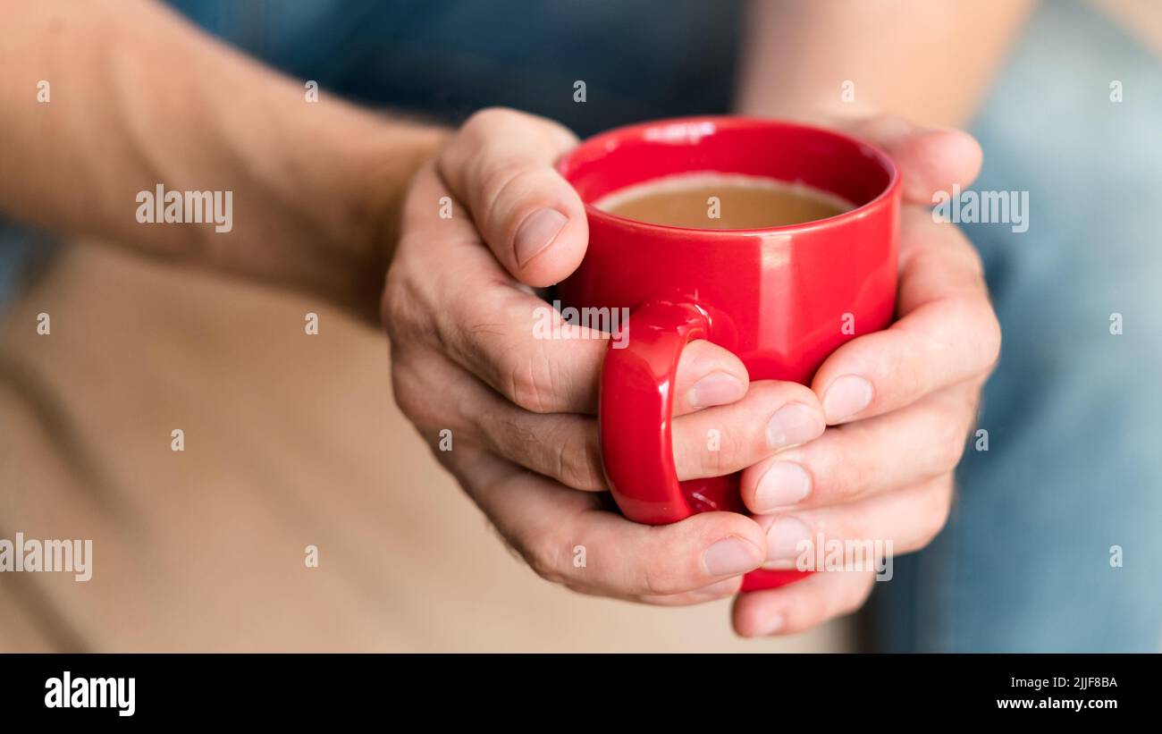 Kaffee Entspannung Genuss Wärme Mann Hände Tasse Stockfoto