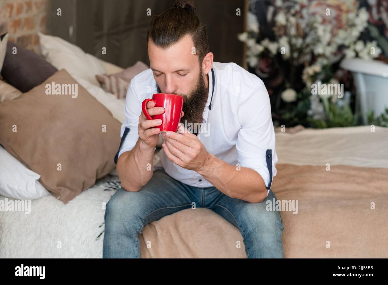 Heißes Getränk Wärme Entspannung Genuss Mann Bett Stockfoto