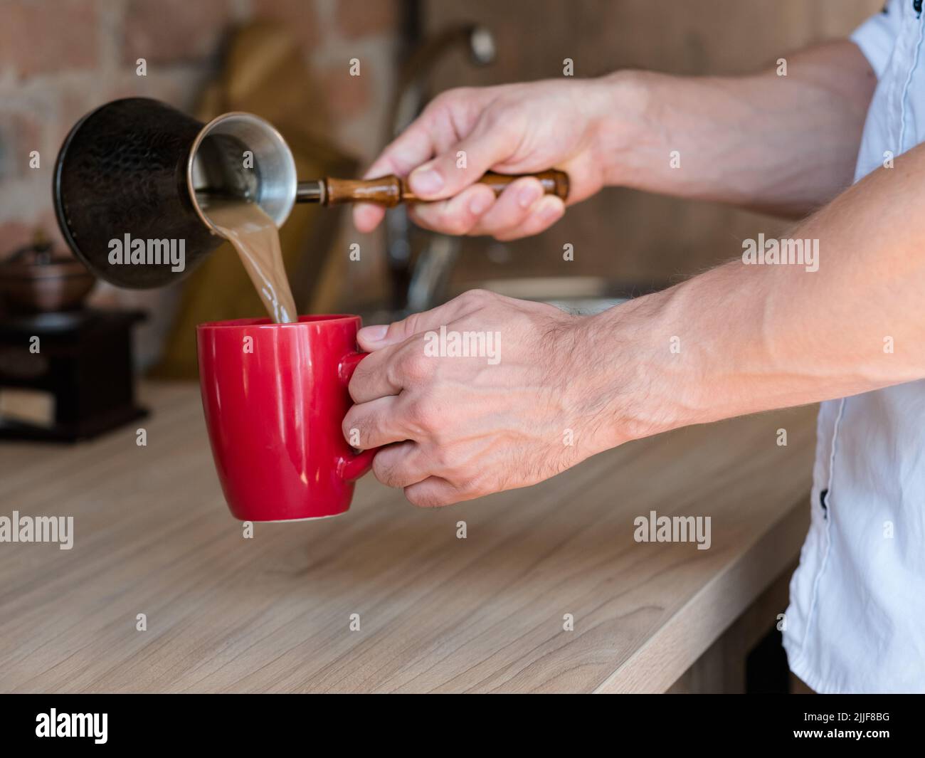 Morgens Kaffee Zeit Mann Hände Freizeit Lebensstil Stockfoto