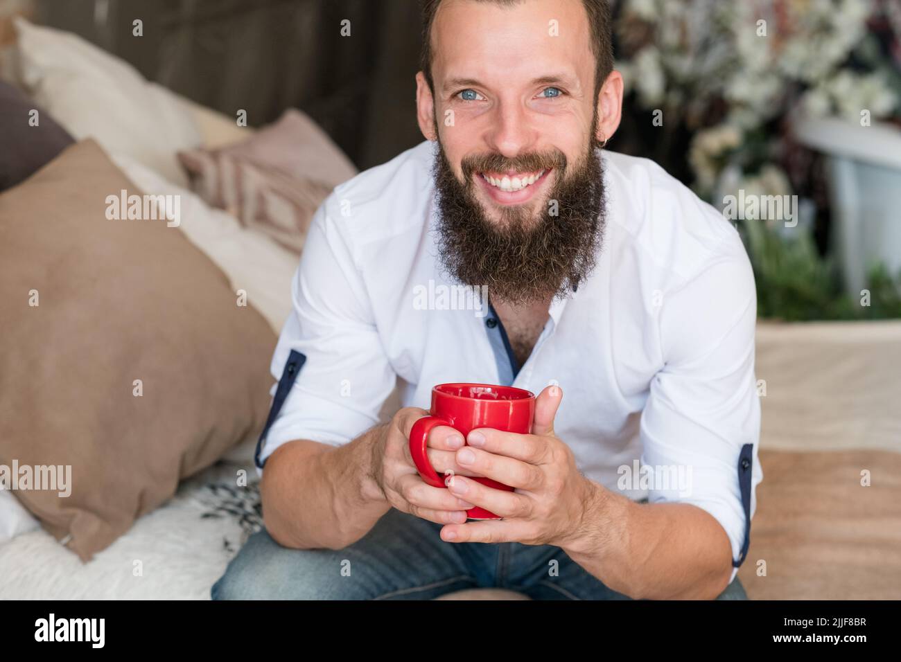 Guten Morgen happinesss lächelnden Mann heißen Drink Stockfoto