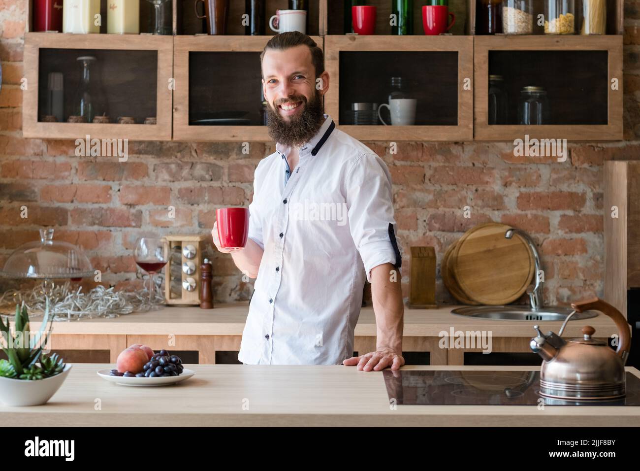 Heißer Morgen trinken Energie Vitalität Mann Tasse Stockfoto