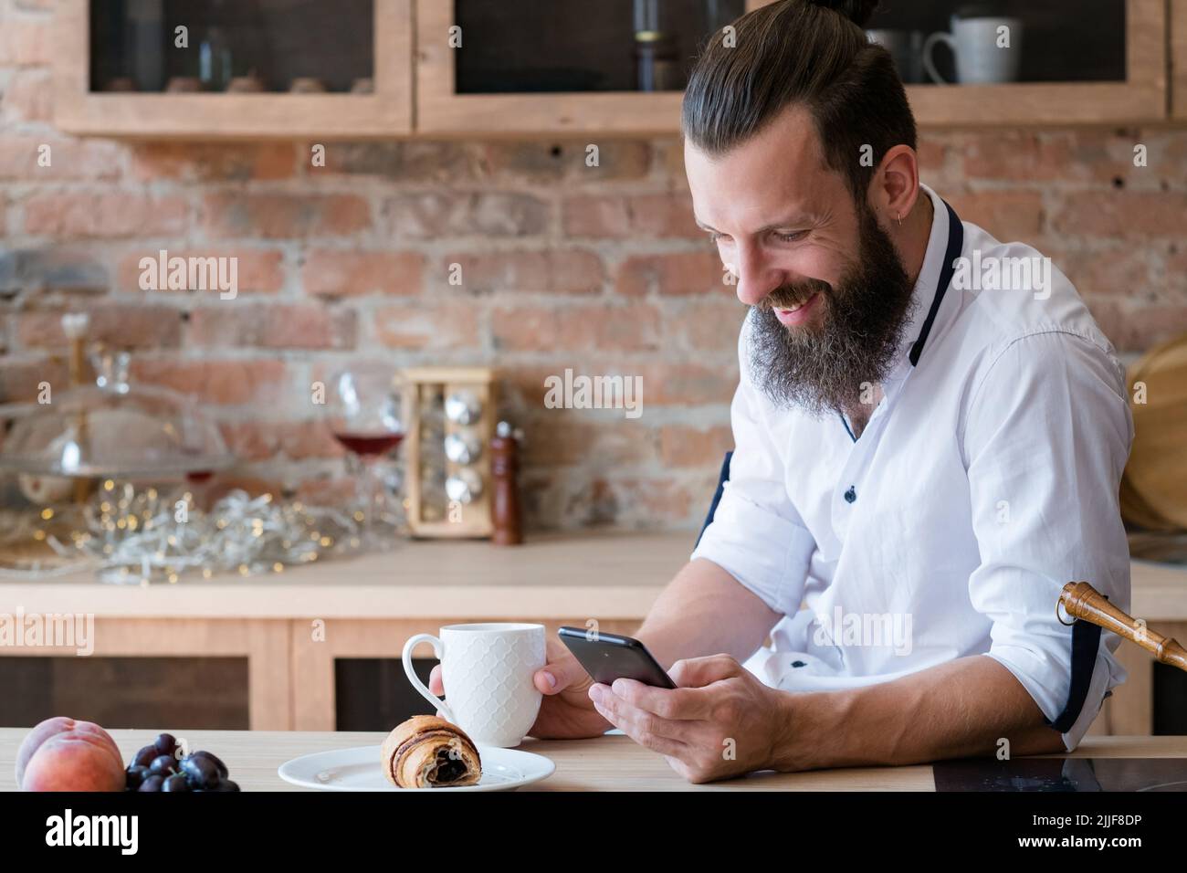 Frühstück Hipster Lifestyle Mann trinken Smartphone Stockfoto