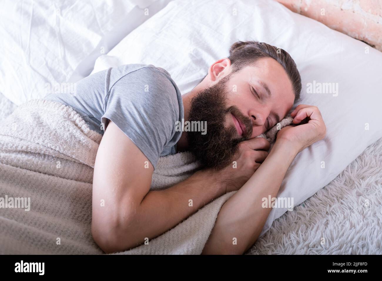 Friedlicher gesunder Schlaf Mann glücklicher Gesichtsausdruck Stockfoto