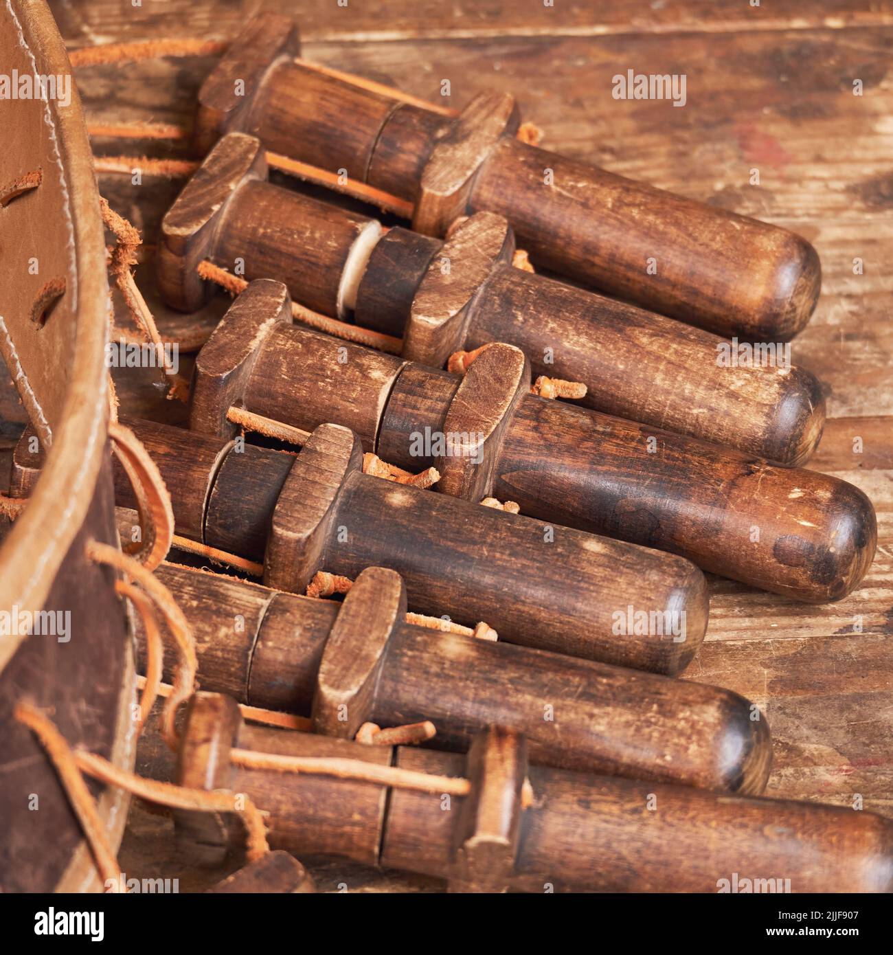 Militärische Gegenstände für Vintage-Waffen und Retro-Musketen - alte Kugeln und Schießpulver-Kolben. Altes Arsenal von Ereignissen aus dem russisch-schwedischen Krieg Stockfoto