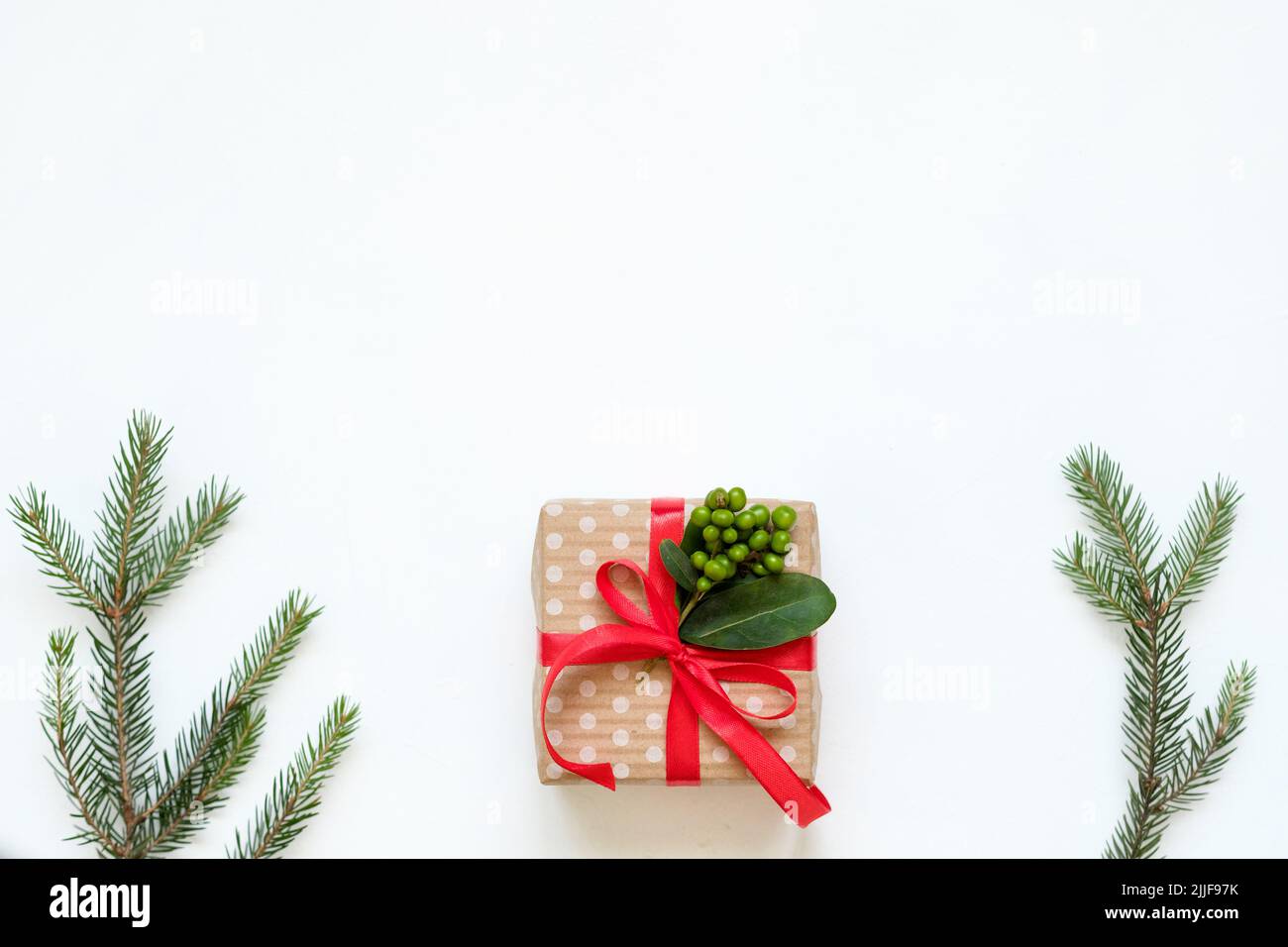 weihnachtsgeschenk rotes Band Geschenk Mistel Dekor Stockfoto