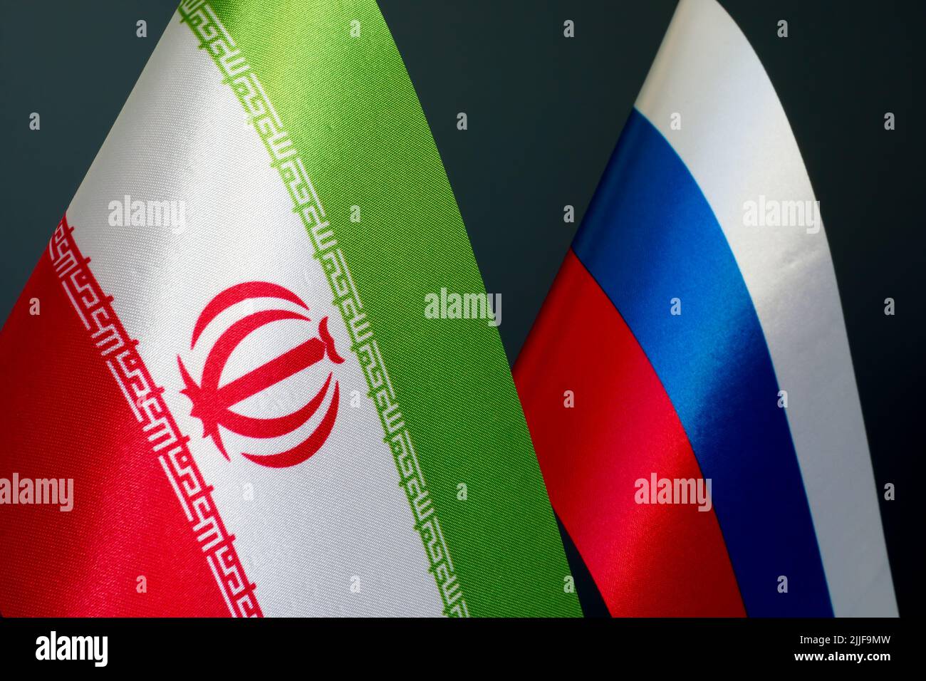 Flaggen des Iran und Russlands als Symbol für diplomatische Beziehungen. Stockfoto