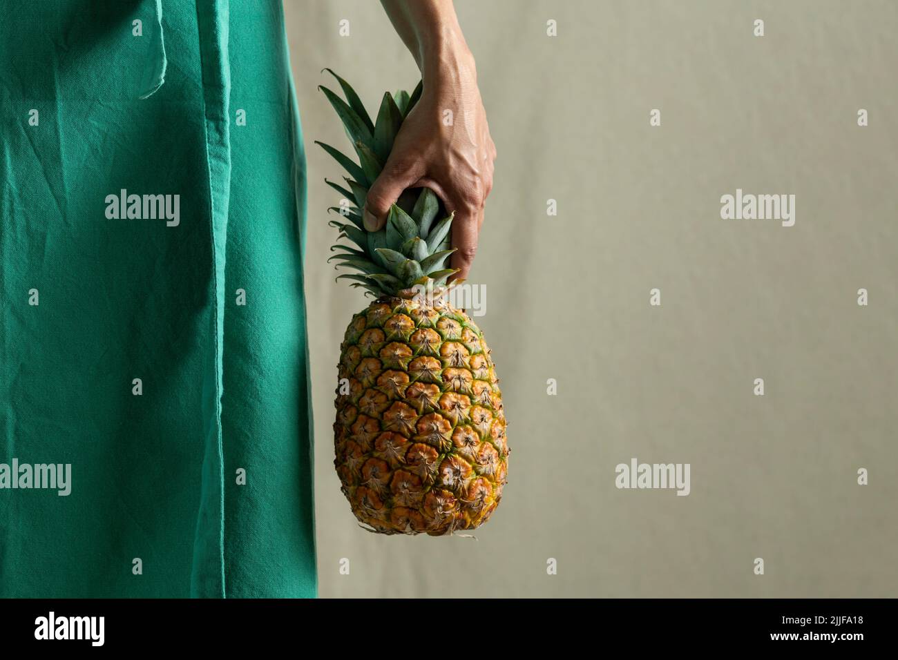 Nahaufnahme der weiblichen Hände, die eine Ananas halten - Stockfoto Stockfoto