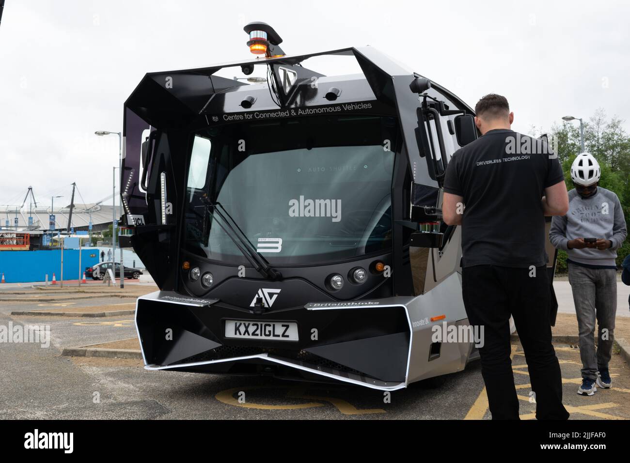 Autoshuttle-Probefahrt mit Aurrigo auf dem Etihad Campus. Fahrerloser Bus mit Text Center für vernetzte und autonome Fahrzeuge. Stockfoto
