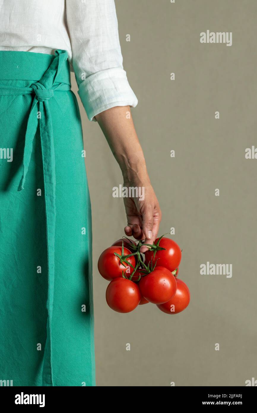 Frau hält ein paar Weintomaten - Stock Foto Stockfoto