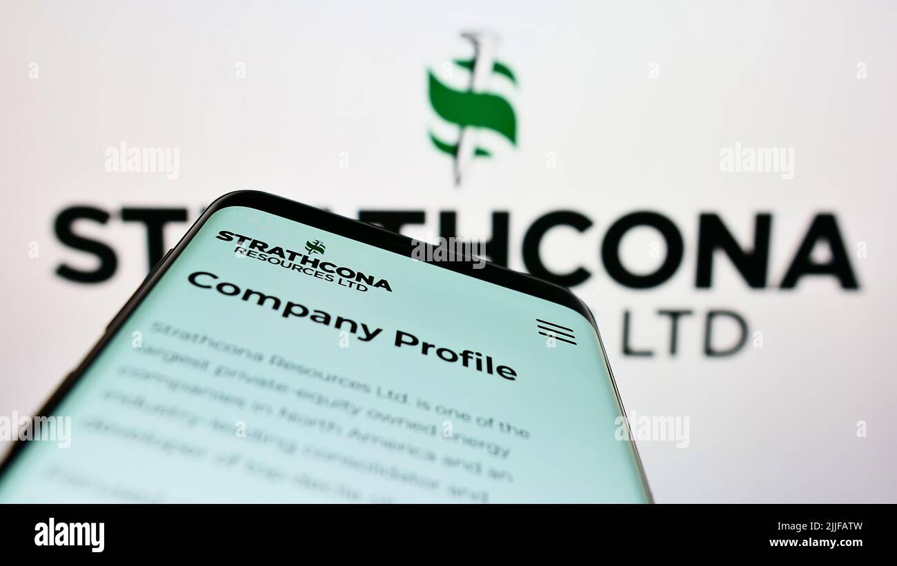 Mobiltelefon mit Website des kanadischen Ölkonzerns Strathcona Resources Ltd. Auf dem Bildschirm vor dem Logo. Konzentrieren Sie sich auf die obere linke Seite des Telefondisplays. Stockfoto