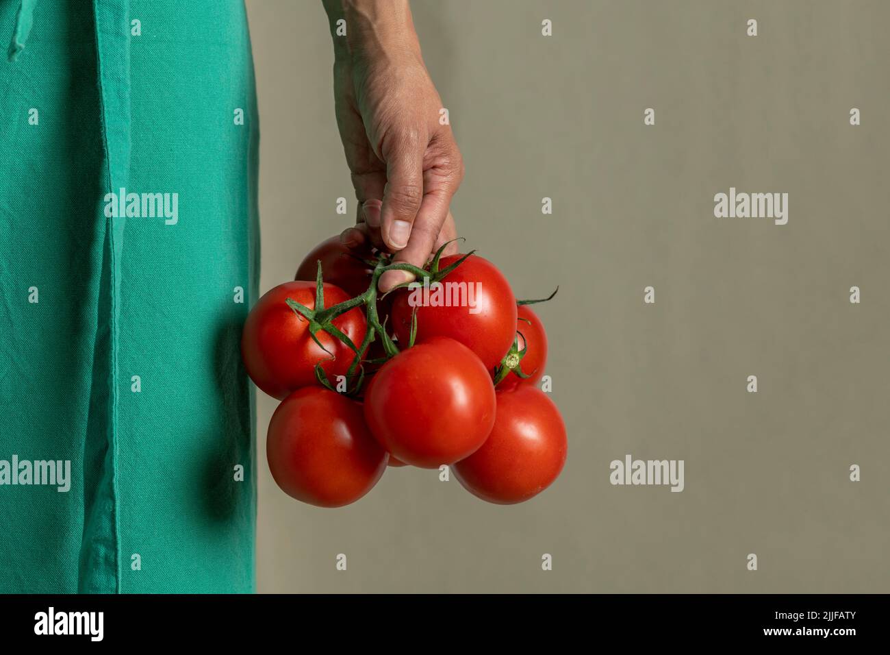 Frau hält ein paar Weintomaten - Stock Foto Stockfoto