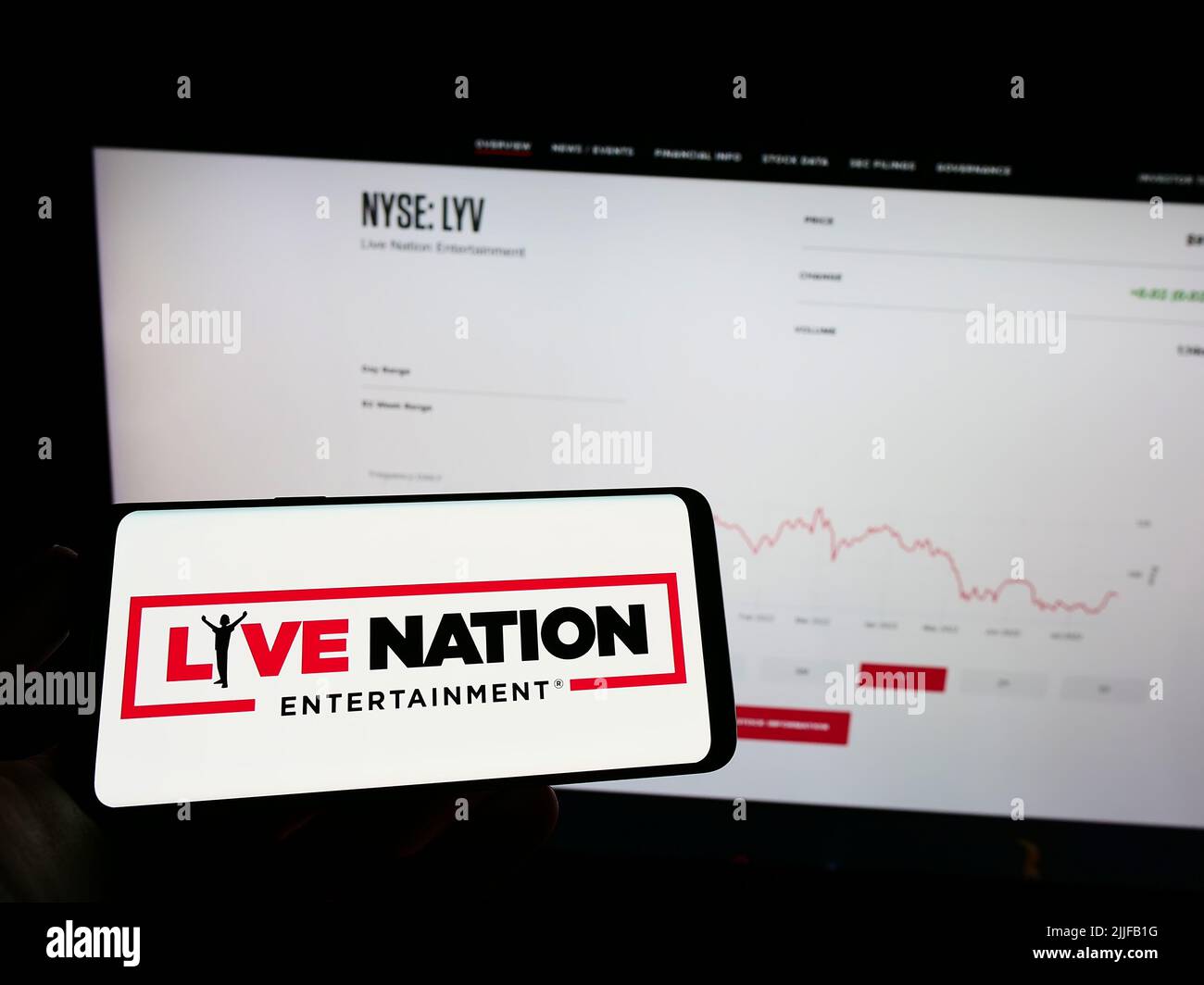 Person, die das Mobiltelefon mit dem Logo des amerikanischen Unternehmens Live Nation Entertainment Inc. Auf dem Bildschirm vor der Webseite hält. Konzentrieren Sie sich auf die Telefonanzeige. Stockfoto