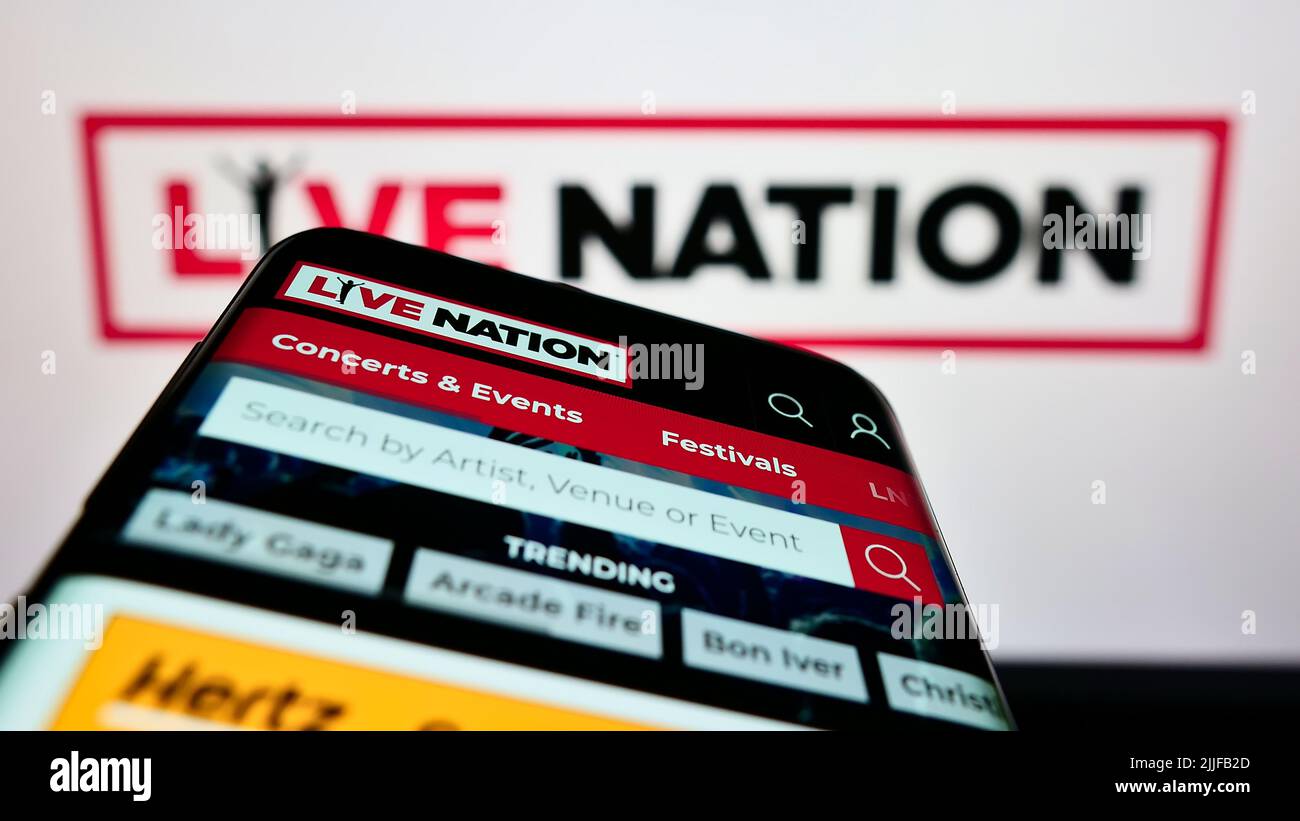 Mobiltelefon mit Website des US-Unternehmens Live Nation Entertainment Inc. Auf dem Bildschirm vor dem Unternehmenslogo. Konzentrieren Sie sich auf die obere linke Seite des Telefondisplays. Stockfoto