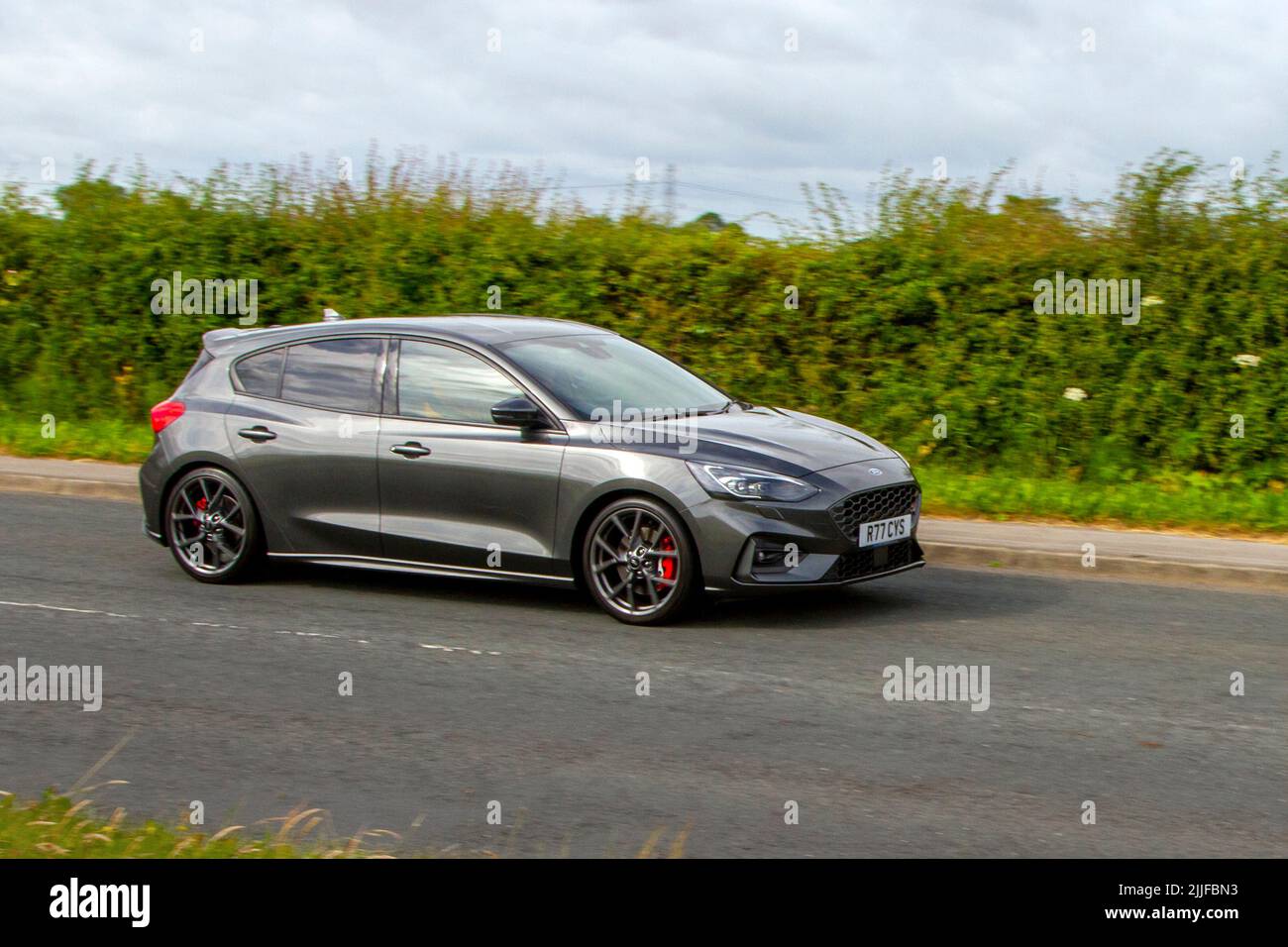 2020 Ford Focus St Ecoboost 280 Start/Stopp. Grauer Hatchback-Benziner mit 2261 ccm auf dem Weg zur Motorshow im Hoghton Tower, Großbritannien Stockfoto