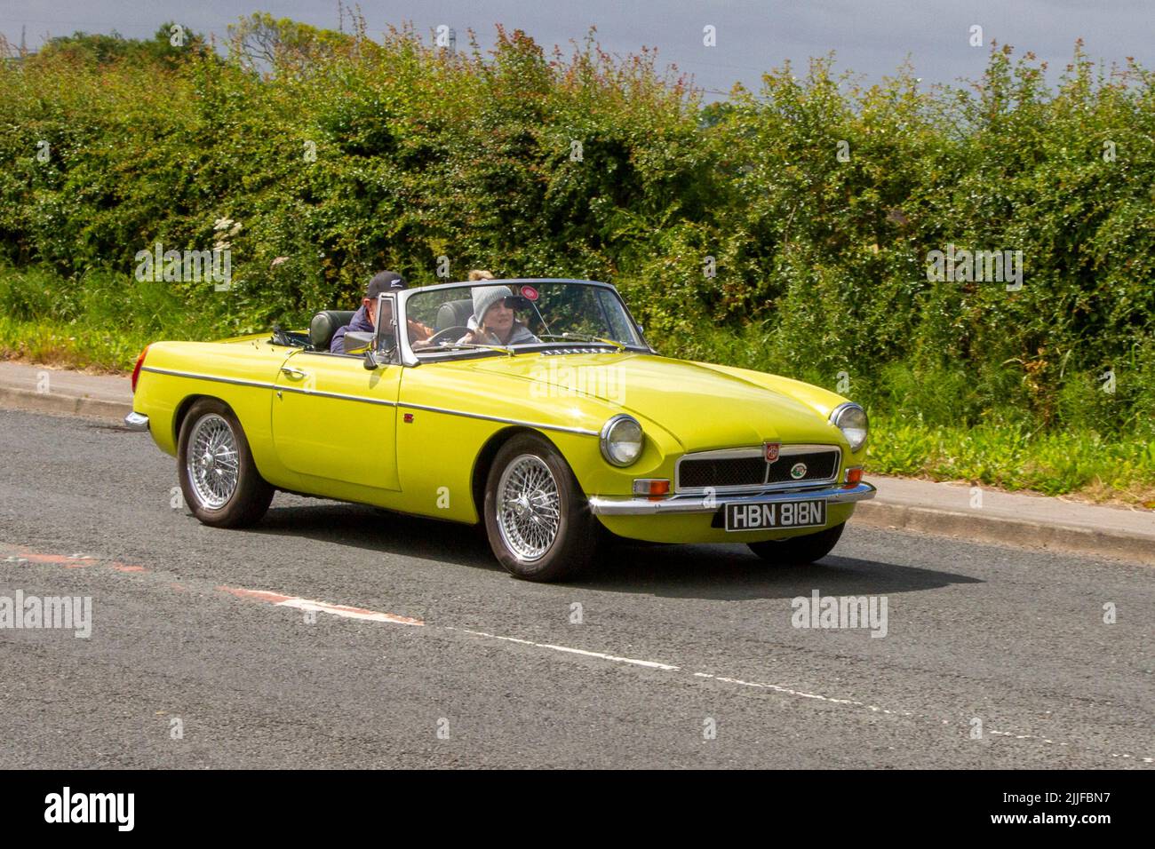 Gelber MG B. MGB britischer Sportwagen, Cabriolet mit offenem Verdeck Stockfoto