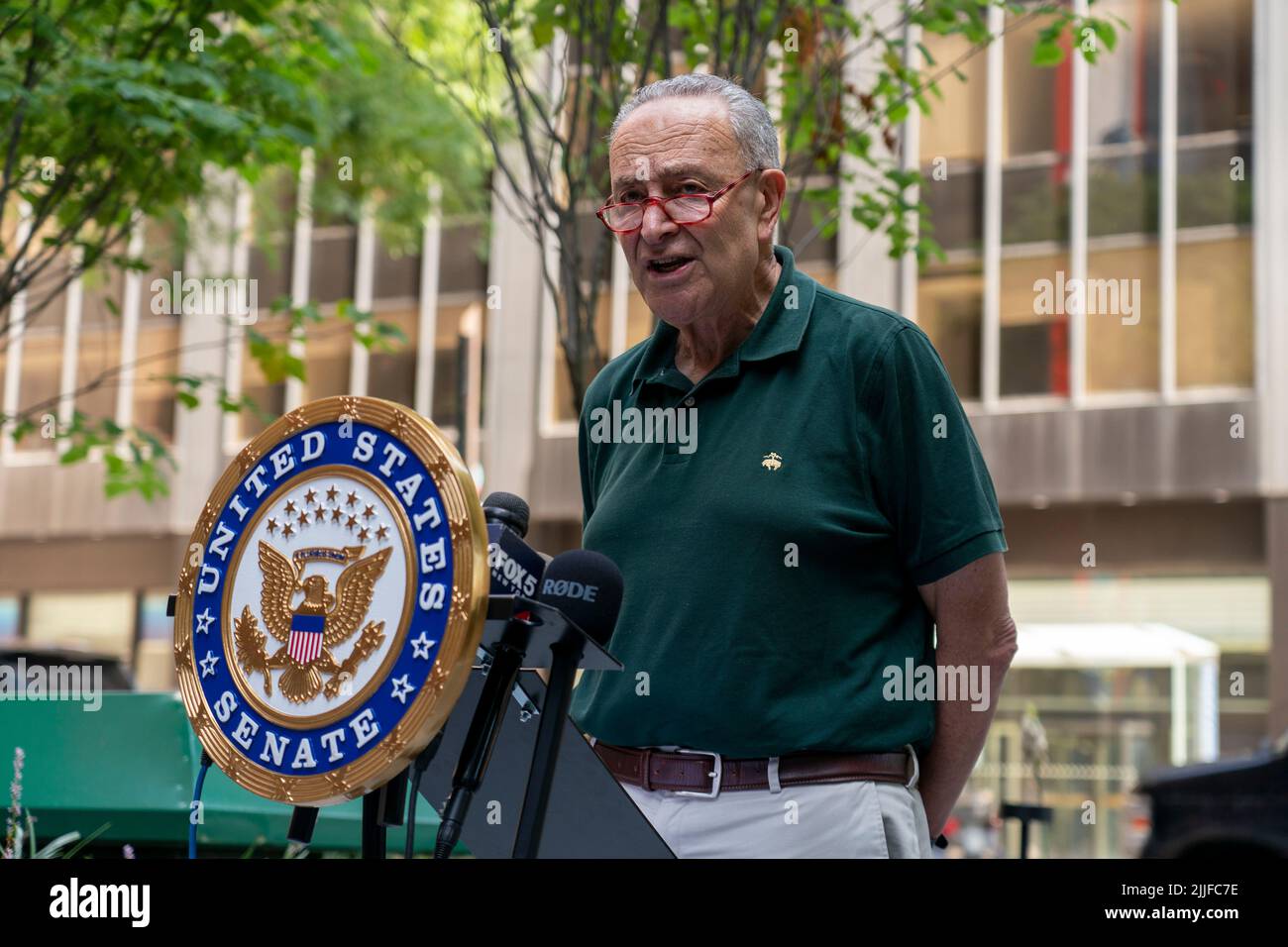 Der Mehrheitsvorsitzende des Senats, Chuck Schumer (D-NY), fordert eine landesweite Erhöhung der LIHEAP-Finanzierung um $1 Milliarden über das bevorstehende Budget in New York City. Kühlprogramme zusammen mit speziellen ‘LIHEAP'-Fonds helfen älteren, allein lebenden Bürgern, Senioren mit festverzinslichen Einkommen, Patienten mit medizinischen Kosten und mehr, Stromrechnungen zu bezahlen und Geräte wie Klimaanlagen zu kaufen. Das von der Fed finanzierte New Yorker Programm mit dem Namen „Cooling Assistance Benefit“ wurde gezwungen, keine Anträge mehr zu stellen, da die Nachfrage aufgrund des Klimawandels und des Temperaturanstiegs im Vergleich zum Vorjahr um 200 % gestiegen ist. (Foto von Ron Adar/SOPA Images/S Stockfoto