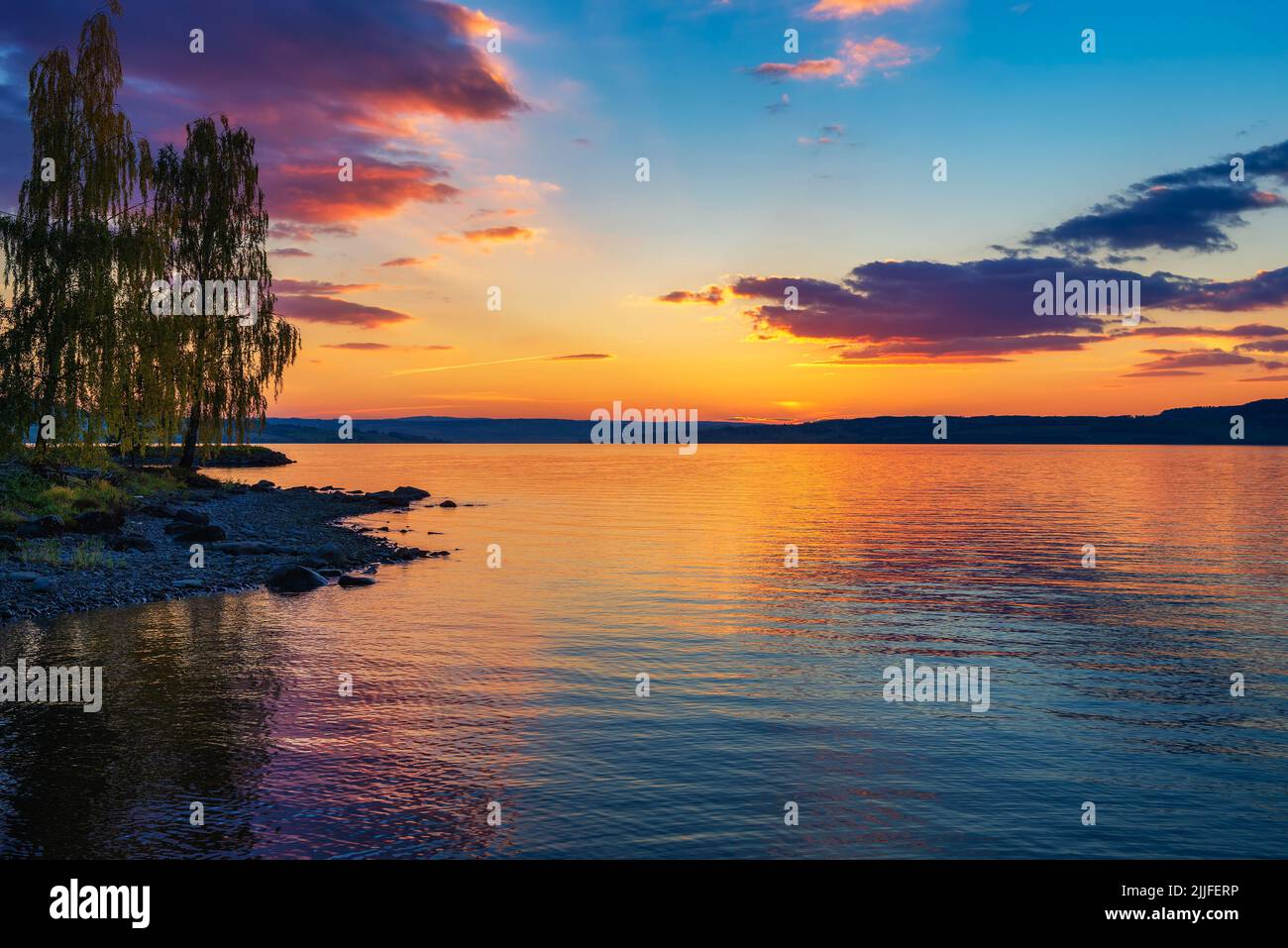 Farbenprächtiger Sonnenuntergang über dem Mjosa-See in Norwegen Stockfoto