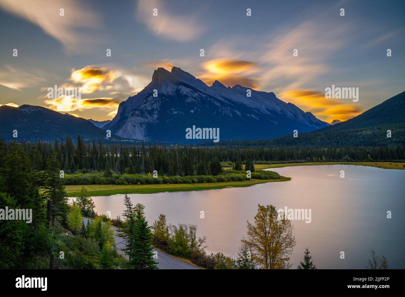 Sonnenaufgang über den Vermilion Lakes im Banff National Park, Kanada Stockfoto