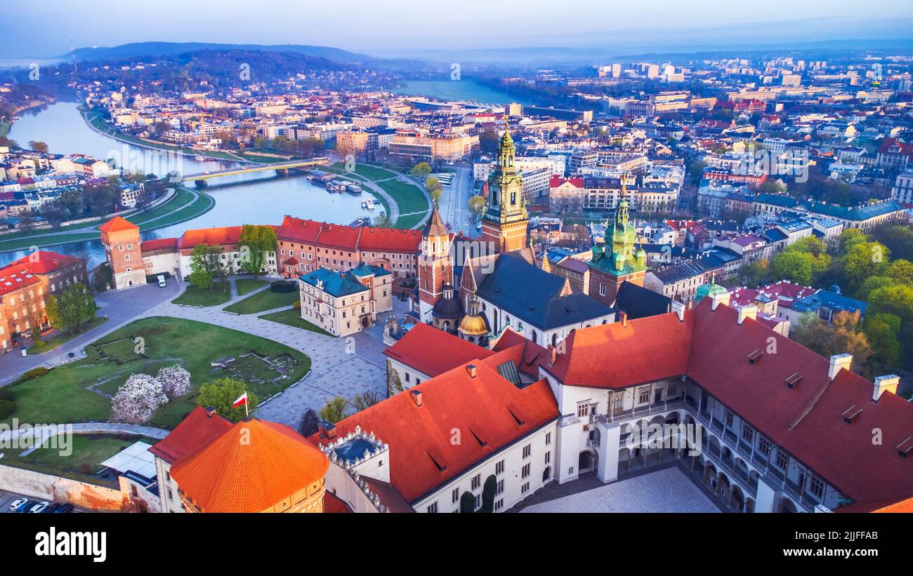 Krakau, Polen. Luftdrohnenansicht von Wawel Hill, Kathedrale, Royal Wawel Castle und Verteidigungsmauern. Weichselufer. Stockfoto