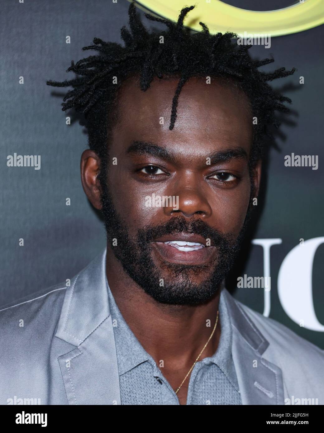 Hollywood, Usa. 25.. Juli 2022. HOLLYWOOD, LOS ANGELES, KALIFORNIEN, USA - 25. JULI: Der amerikanische Schauspieler William Jackson Harper kommt bei der Premiere von Los Angeles für die Originalserie „The Resort“ von Pfacock, UCP und Entertainment Weekly, die am 25. Juli 2022 im Hollywood Roosevelt Hotel in Hollywood, Los Angeles, Kalifornien, USA, stattfand. (Foto von Xavier Collin/Image Press Agency) Quelle: Image Press Agency/Alamy Live News Stockfoto