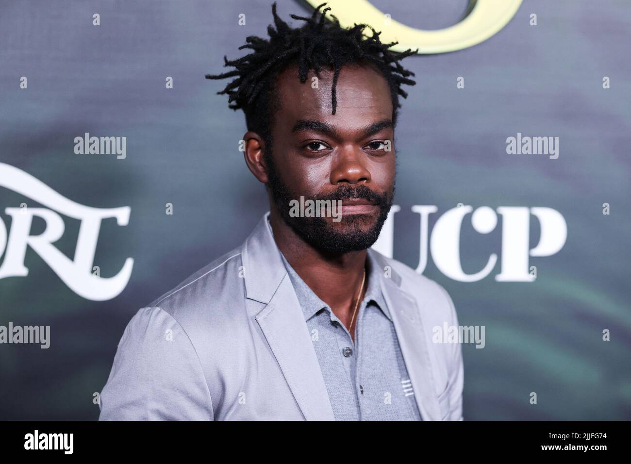 Hollywood, Usa. 25.. Juli 2022. HOLLYWOOD, LOS ANGELES, KALIFORNIEN, USA - 25. JULI: Der amerikanische Schauspieler William Jackson Harper kommt bei der Premiere von Los Angeles für die Originalserie „The Resort“ von Pfacock, UCP und Entertainment Weekly, die am 25. Juli 2022 im Hollywood Roosevelt Hotel in Hollywood, Los Angeles, Kalifornien, USA, stattfand. (Foto von Xavier Collin/Image Press Agency) Quelle: Image Press Agency/Alamy Live News Stockfoto