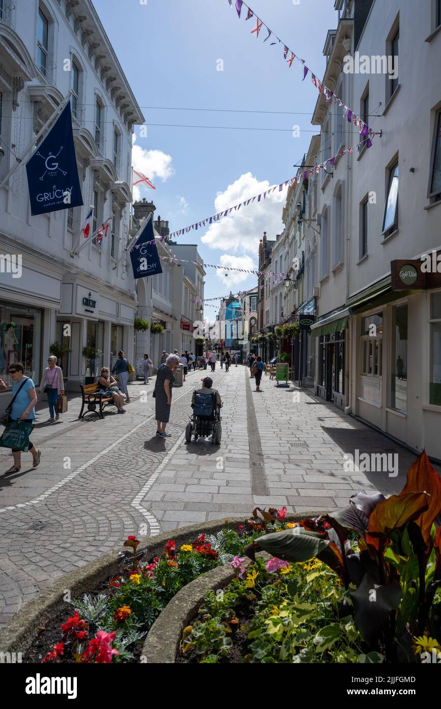 ST HELIER, JERSEY, KANALINSELN. JUNI 2022. Touristen und Einkäufer im Stadtzentrum von St. Helier im Sommer. Stockfoto