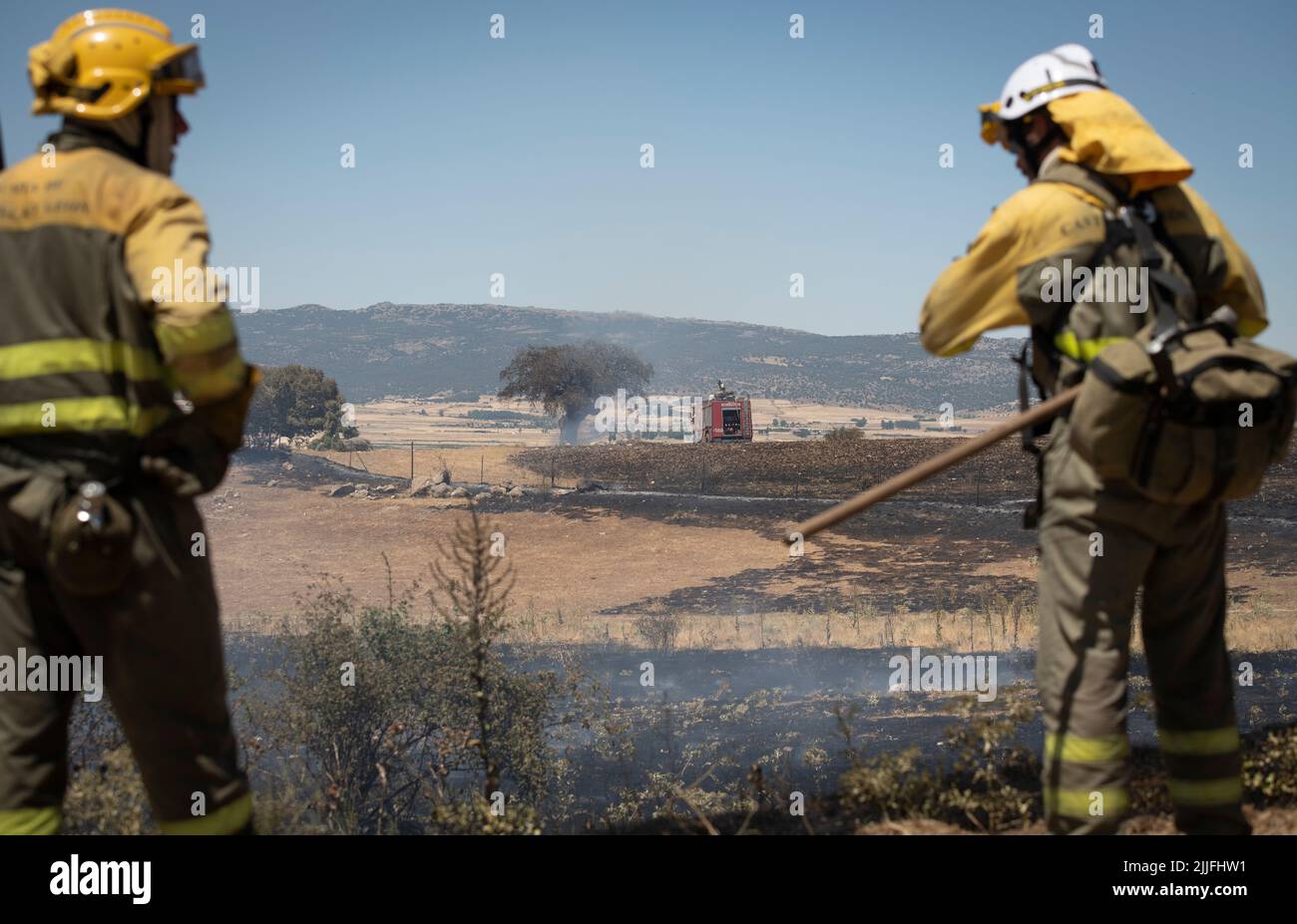 Spanien - Ávila - Mironcillo - Brandwelle in Spanien - infolge der hohen Temperaturen und einer historischen Hitzewelle trafen viele Waldbrände auf der Iberischen Halbinsel. Die Brigaden und Feuerwehrleute versuchen heldenhaft, mit den Flammen umzugehen, die immer unantastbarer und schwer zu löschen werden. Stockfoto