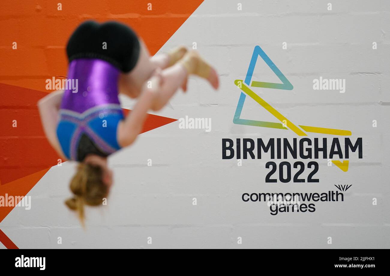 Datei-Foto vom 25-07-2022 von einer Turnerin, die vor den Commonwealth Games in Birmingham trainiert. Die Commonwealth Games in Birmingham können ein Mittel sein, um zu verdeutlichen, wo Ungleichheiten bestehen, hofft eine globale LGBTQ+-Gruppe. Ausgabedatum: Dienstag, 26. Juli 2022. Stockfoto