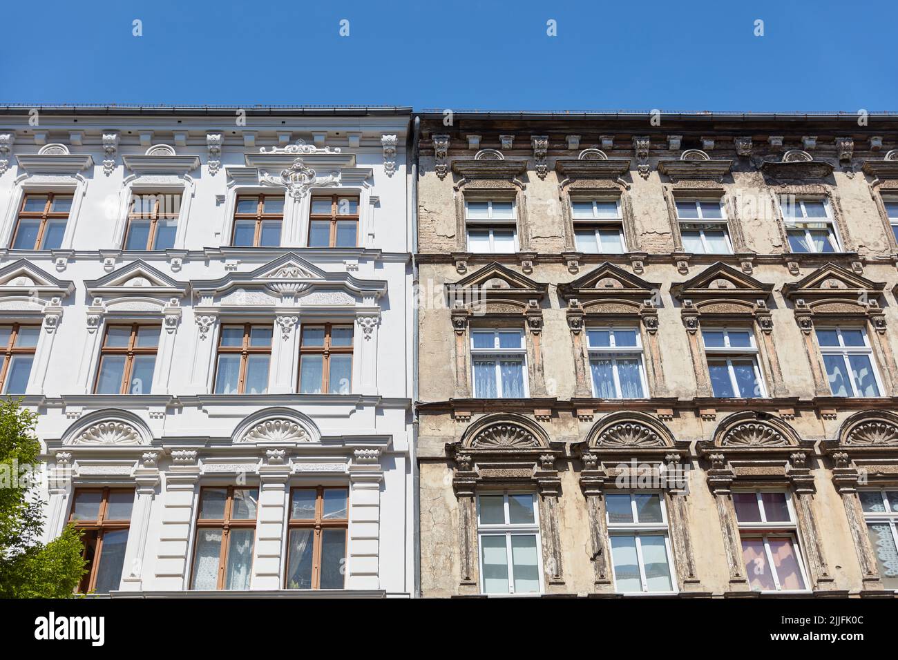 Vorher Nachher Vergleich der Altbau-Renovierung der Fassade mit energetischer Dämmung Stockfoto