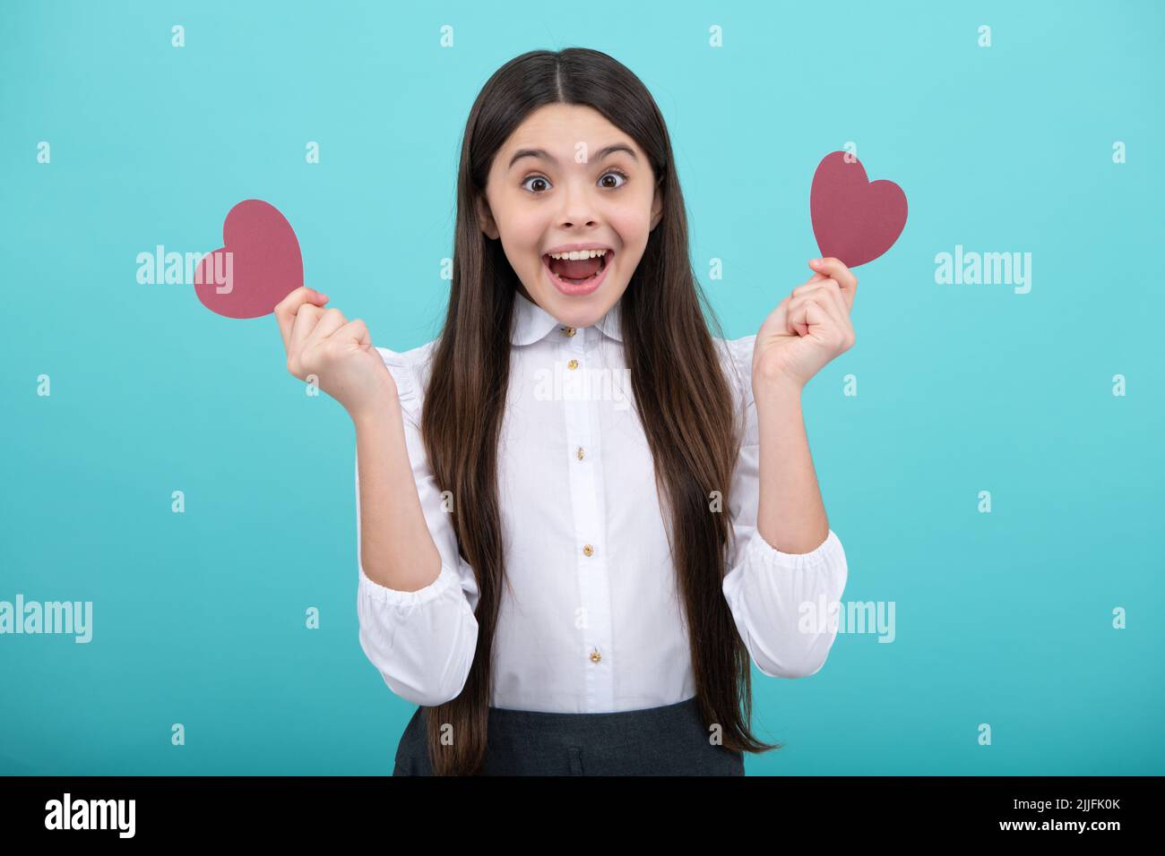 Schönes Kind Mädchen 12, 13, 14 Jahre alt mit Form Herz Liebe Urlaub und valentinstag Symbol. Valentinstag oder Geburtstag. Stockfoto