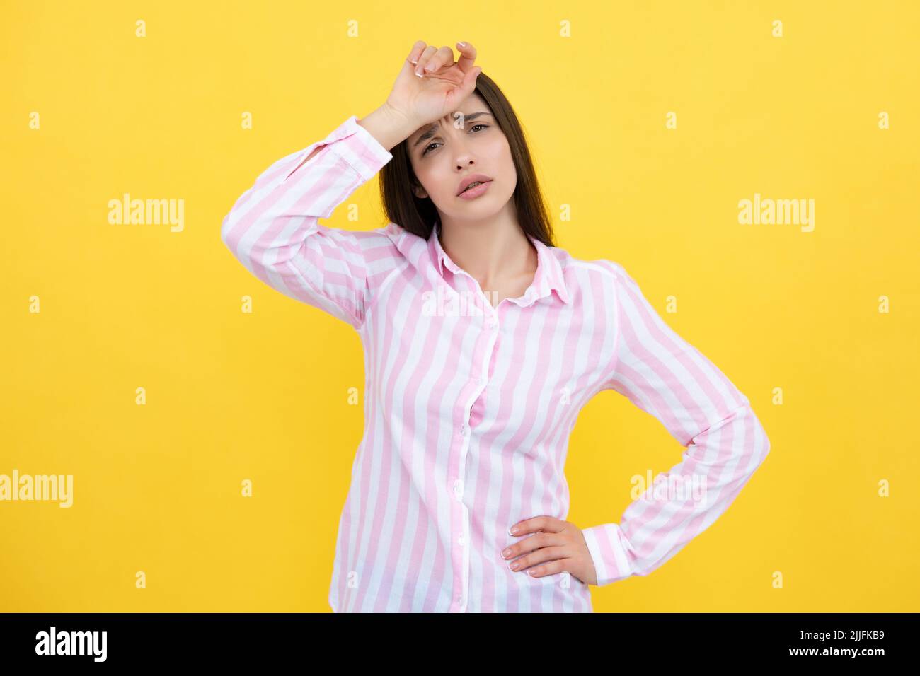 Porträt einer jungen Frau mit Stress oder belastenden Kopfschmerzen. Erschöpft müde Mädchen verzweifelt und gestresst, weil Schmerzen und Migräne. Trauriges, deprimiertes Modell Stockfoto