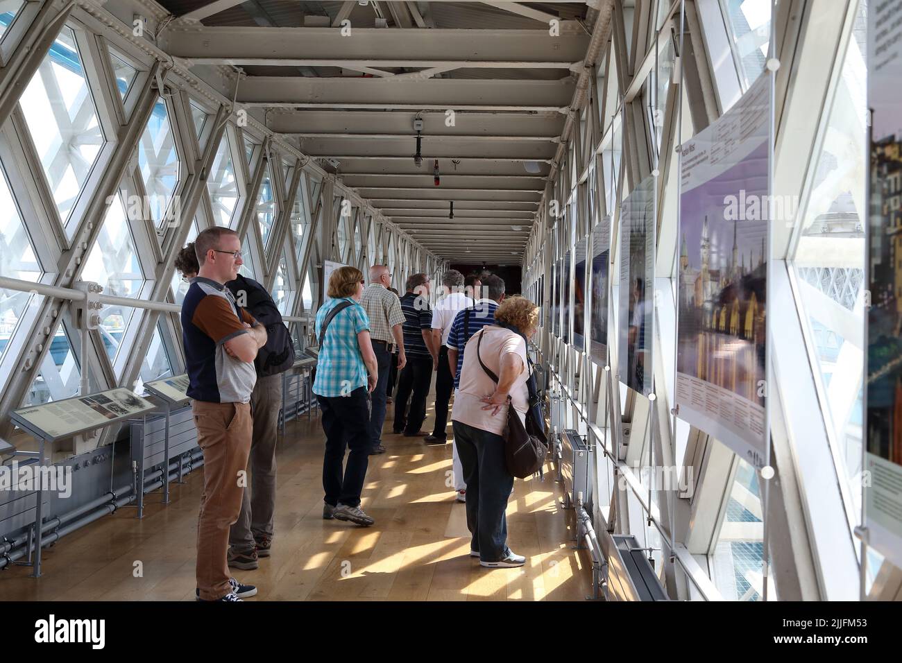 LONDON, GROSSBRITANNIEN - 16. MAI 2014: Besucher betrachten die Ausstellung auf der Aussichtsplattform der Tower Bridge. Stockfoto