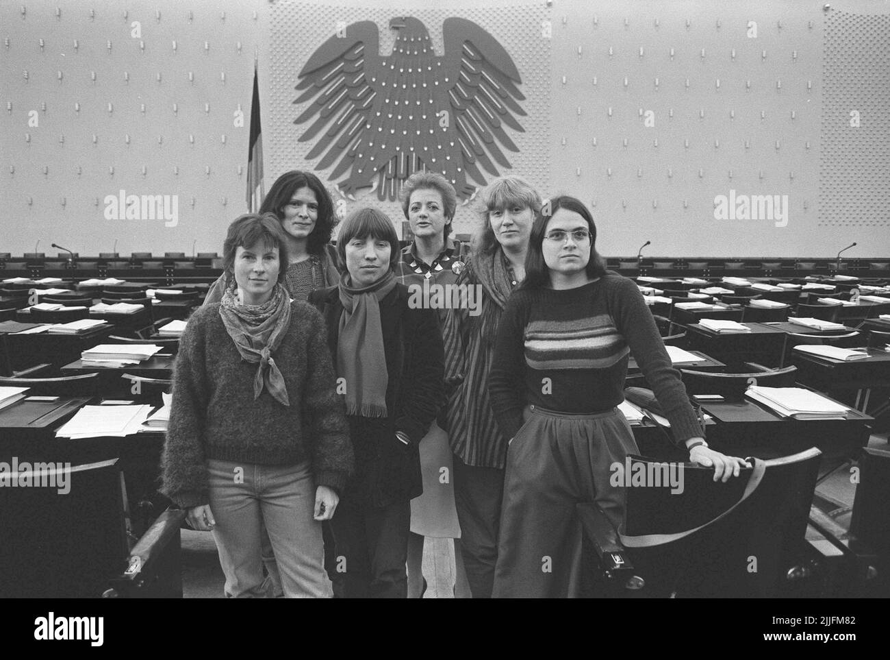 ARCHIVFOTO: Christa NICKELS feiert am 29. Juli 2022 ihren 70.. Geburtstag, Politik: Die Fraktionssprecher der Partei "die Grünen" im Deutschen Bundestag, von links: Heidemarie DANN, Annemarie BORGMANN, Antje VOLLMER, Erika HICKEL, Waltraud SCHOPPE und Christa NICKELS, posiert vor dem Bundesadler im Parlament, Gruppenfoto, s/w Foto, 12. Februar 1984. ?SVEN SIMON#Prinzessin-Luise-Straße 41#45479 Mülheim/R uhr #Tel 0208/9413250#Fax. 0208/9413260# Postgiro Essen Nr. 244 293 433 (BLZ 360 100 43)# www. Stockfoto