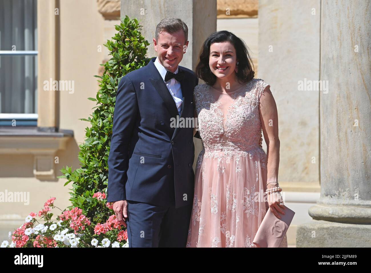 Bayreuth, Deutschland. 25.. Juli 2022. Dorothee BAER (CSU) mit Ehemann Oliver. Eröffnung der Bayreuther Richard Wagner Festspiele 2022. Roter Teppich am 25.. Juli 2022. Green Hill, ? Kredit: dpa/Alamy Live Nachrichten Stockfoto