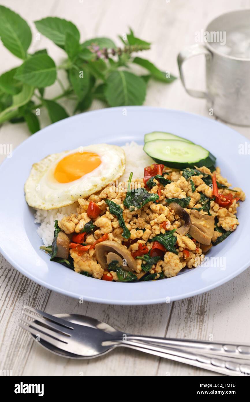 Thailändisches Basilikum-Huhn (Gai Pad Krapow) Stockfoto