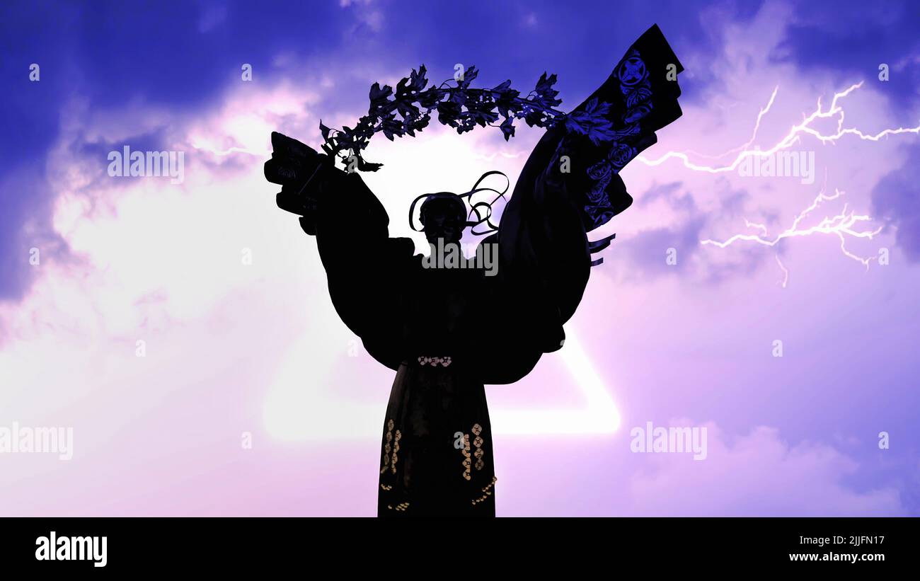 Ukrainischer Geist - Berehynia auf Gewitterhimmel Hintergrund. Maidan Nezaleschnosti. Denkmal der Unabhängigkeit. Goldene schöne Ukraine Frau Statue Stockfoto