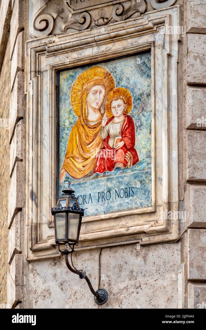 'Madonna della Strada' aedicula an der Ecke zwischen Via di San Marco und Via degli Astalli, Rom, Italt Stockfoto