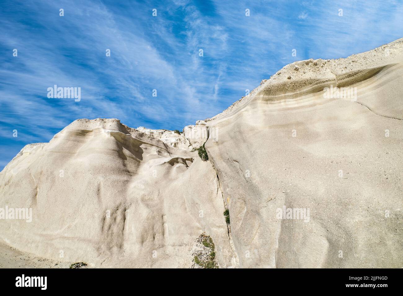 Berühmte weiße Felsen von Sarakiniko Strand, Ägäis, Insel Milos, Griechenland. Keine Menschen, leere Klippen, Sommersonne, Mondlandschaft, blauer Himmel, Wolken Stockfoto