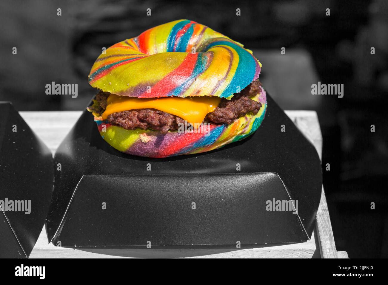Unicorn Burger Hampshire Hacksteak Regenbogen Bagel Glitter zum Verkauf auf Food-Stand bei der Veranstaltung in Poole, Dorset UK im Juli - selektive Farbgebung Stockfoto