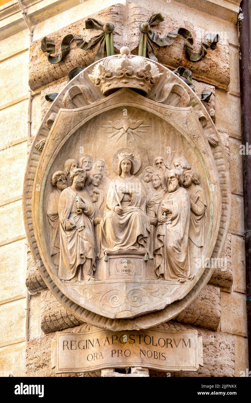 Madonna mit den Aposteln aedicula zwischen Via dell'Umiltà und Via di San Marcello, Rom, Italien Stockfoto