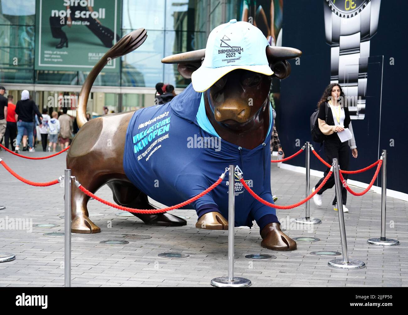 Vor den Commonwealth Games in Birmingham ist die Bull-Statue vor dem Einkaufszentrum mit der Stierkampfarena in Commonwealth Games dekoriert. Bilddatum: Dienstag, 26. Juli 2022. Stockfoto