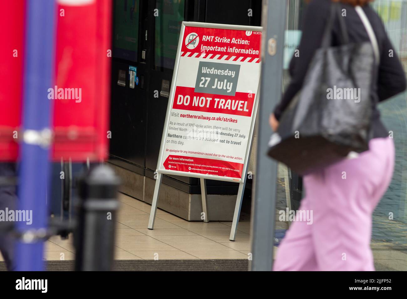 Halifax, West Yorkshire, Großbritannien, 26.. Juli 2022. Reisende am Bahnhof Halifax erhalten eine Benachrichtigung über den vierten bevorstehenden RMT-Streik, der morgen (27.. Juli) stattfindet und das Schienennetz in ganz Großbritannien beeinflussen wird. Kredit: Windmill Images/Alamy Live Nachrichten Stockfoto