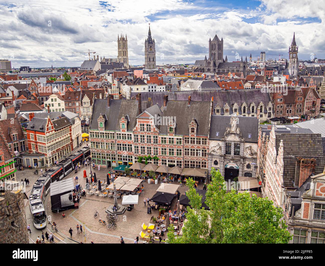 Beeindruckende Stadtansicht von Gent aus Gravensteen (Schloss der Grafen) in Gent, Belgien. Stockfoto