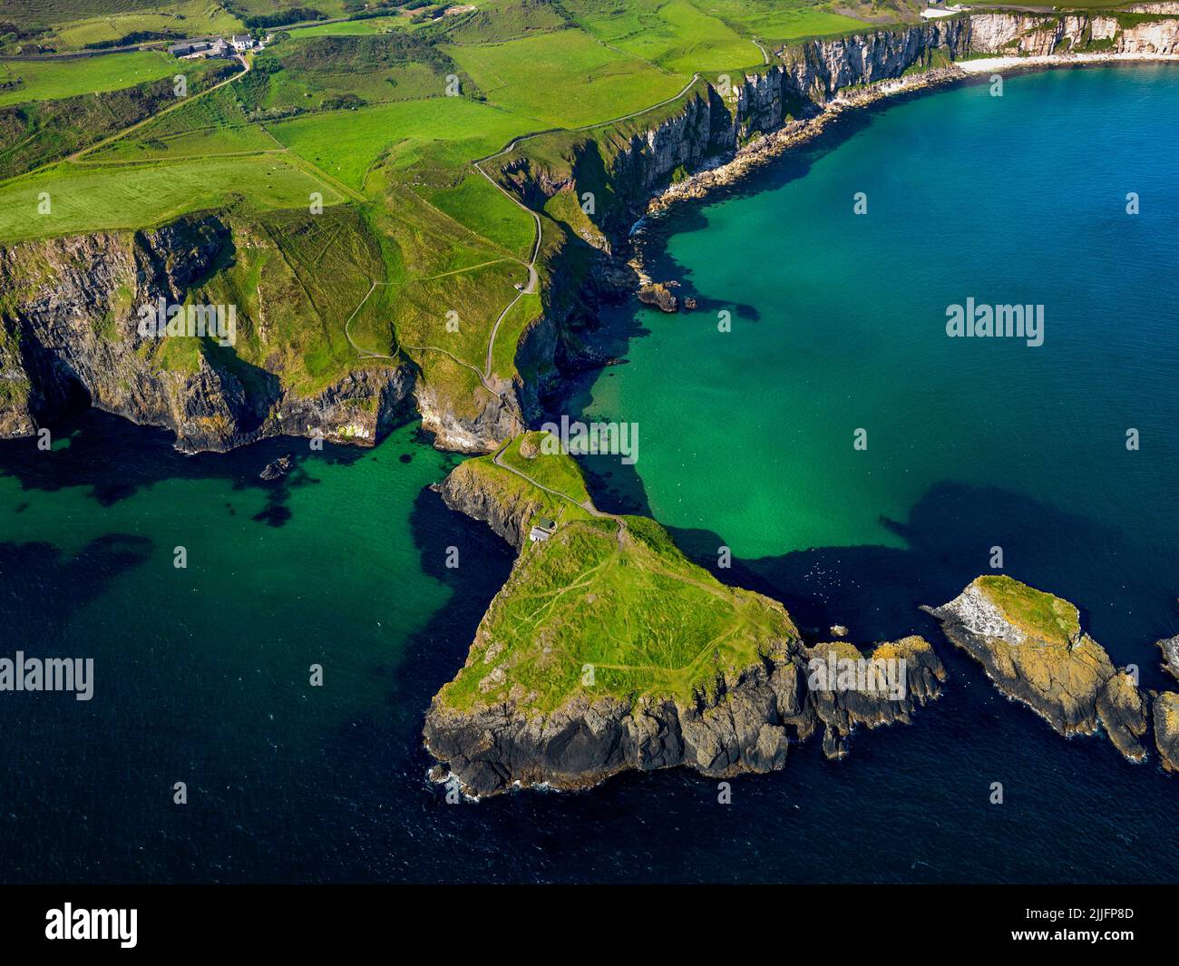 Luftaufnahme der Carrick-a-rede-Seilbrücke, Nordküste, County Antrim, Nordirland Stockfoto